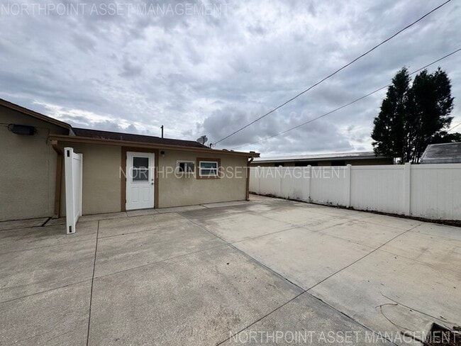 Building Photo - 2 Spacious Bedrooms and 2 Modern Bathrooms...