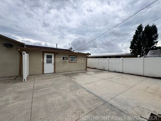 Building Photo - PRICE REDUCED FOR QUICK MOVE IN!! 2-2 Home plus 1 bed-1 bath Mother in Law Suite!