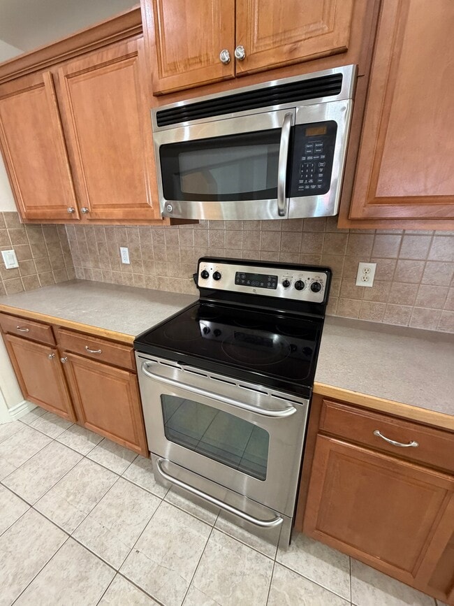 Building Photo - 435 NE Greystone Loop