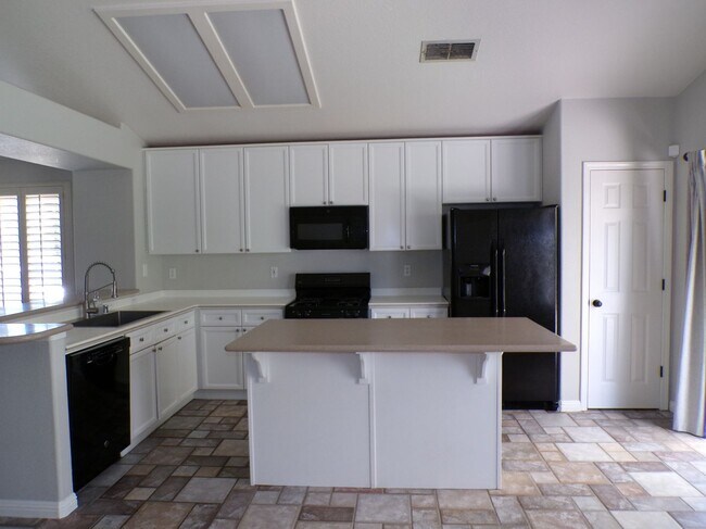 Building Photo - Beautiful East Modesto Home located in Sylvan School District