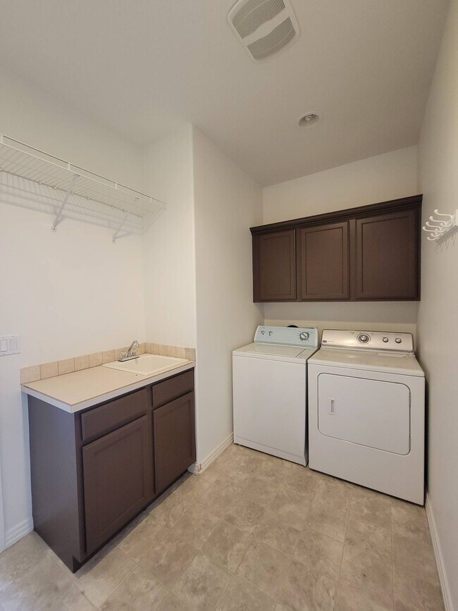 Building Photo - 1200 W Canyon Lakes Dr