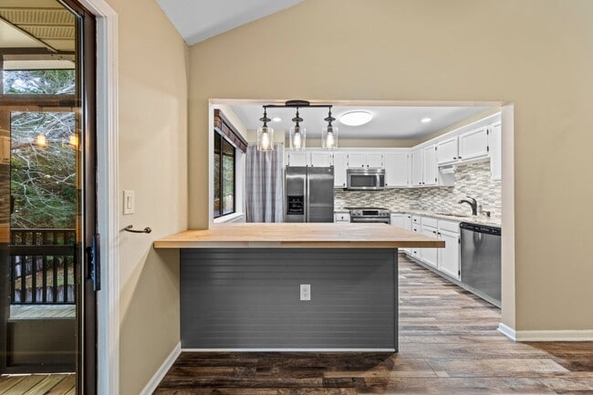 Building Photo - Updated home in convenient location!!