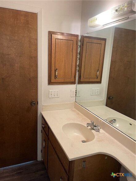 Building Photo - 513 Camelot Dr