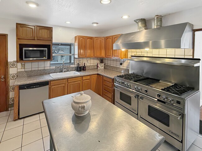 Building Photo - 1824 Lundy Ave