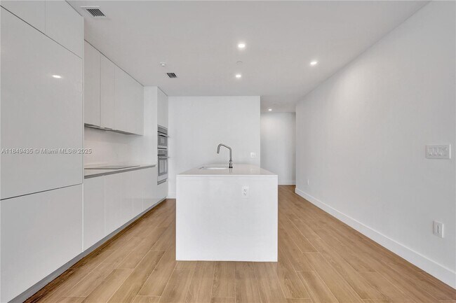 Building Photo - 700 NE 24th St