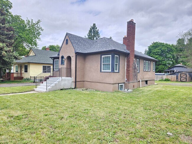 Building Photo - $2,300 - 4 Bed / 2 Bath Charming Home In P...