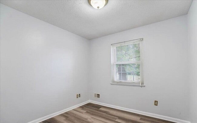 Building Photo - Updated Hillview Home! 3BR/2BA with Basement!