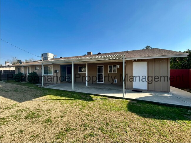 Building Photo - Charming 3 Bed/2 Bath 55+ Kern City Home w...