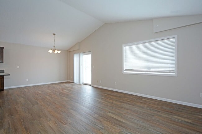 Building Photo - Newly Updated Townhouse Available Now in Monticello!