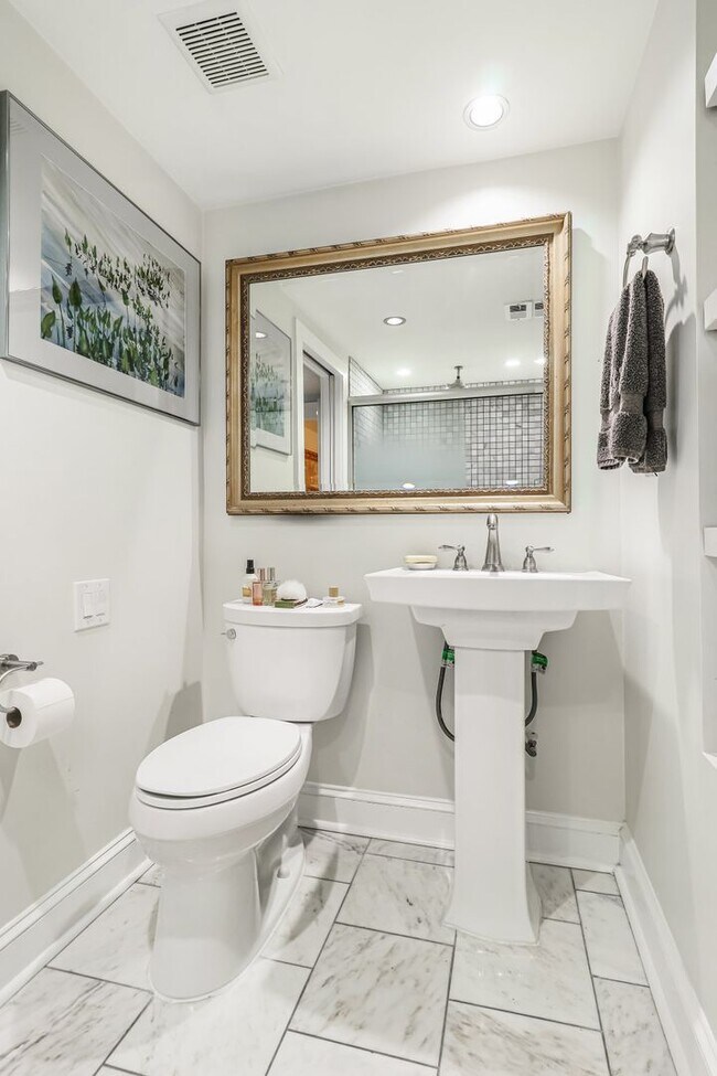 Building Photo - Amazing Adams Morgan Two-Level Condo| Parking included!