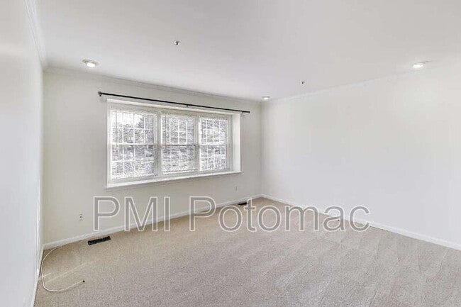 Building Photo - 8417 Meadow Green Way