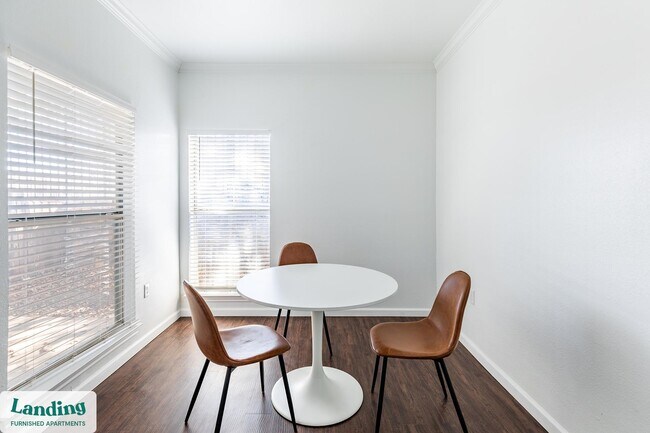 Building Photo - 1000 Henderson St