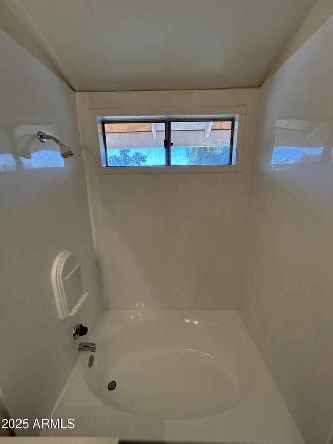 Building Photo - 1433 E Park Ave