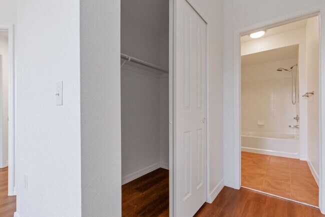 Building Photo - Stylish Longmont Condo with Vaulted Ceilings and Modern Upgrades