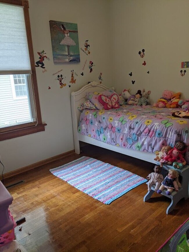 Building Photo - Spacious Single Family Home