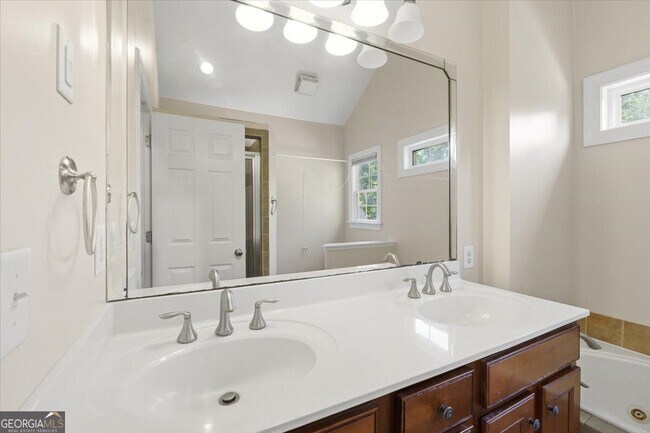 Building Photo - 728 Markhams Dr