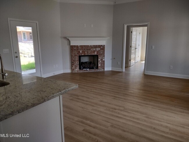 Building Photo - 576 Silver Hill Dr