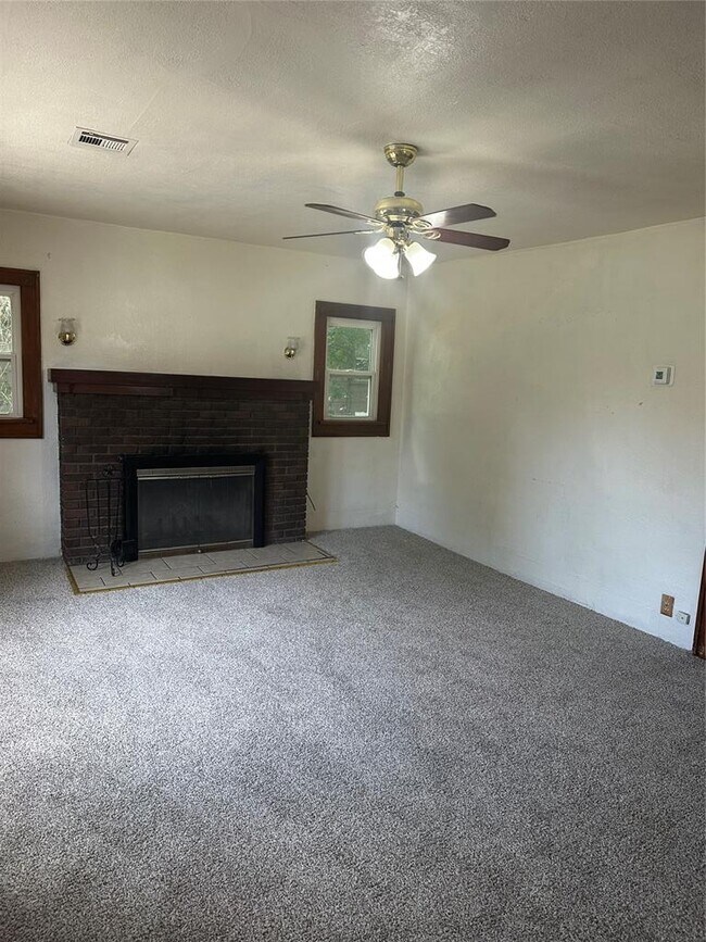 Building Photo - 815 Sunset Dr