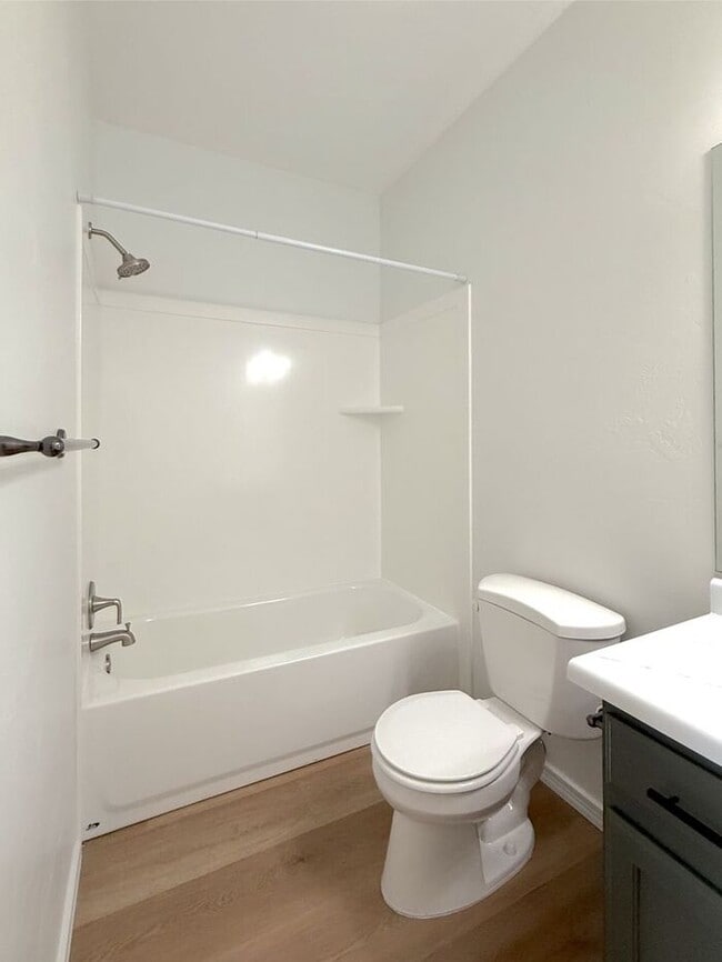 Building Photo - 3 Bed, 2 Bath, 2 Car garage Duplex Unit