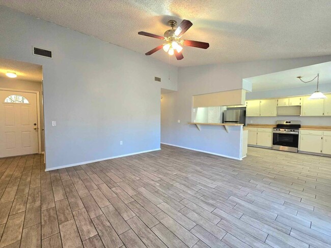 Building Photo - Spacious 3 Bedroom / 2 Bath with inside wa...