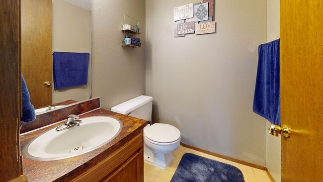 Building Photo - Attached Garage - Spacious 2 bedrooms