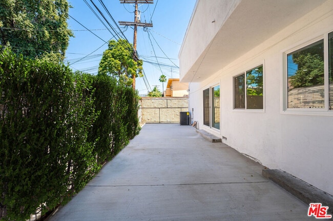 Building Photo - 733 Hayworth Ave