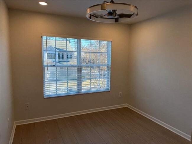 Building Photo - 3317 Fernview Dr