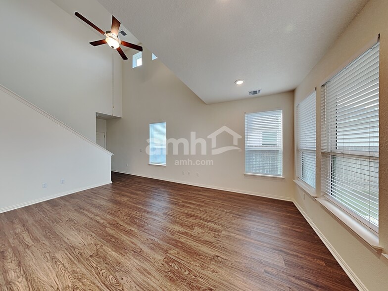 Building Photo - 413 Pebble Bend