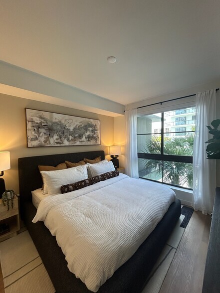 Building Photo - 1625 NE 124th St