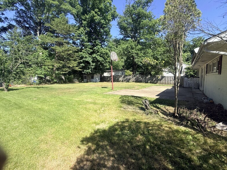 Level Backyard - 7504 June St
