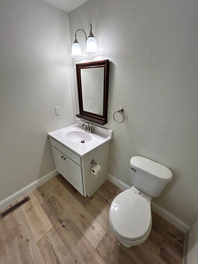 Building Photo - Newly Renovated 3 Bedroom, 2 Bath Home in ...