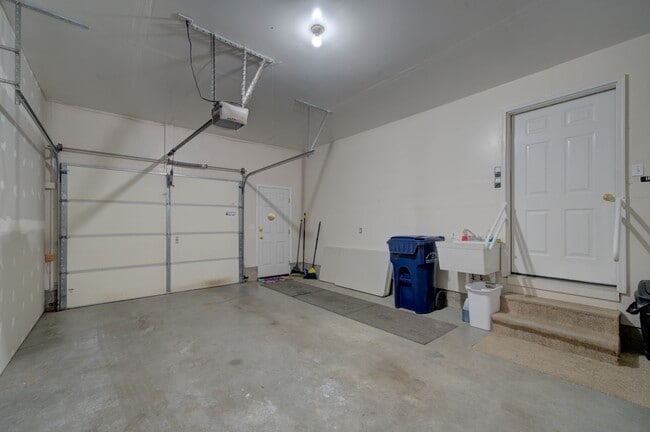 Building Photo - 402 S Yellowstone Ave