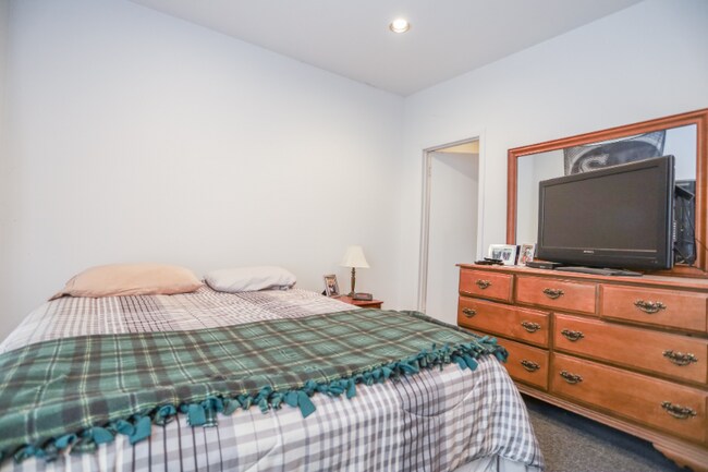 Building Photo - 1811 N Wells St