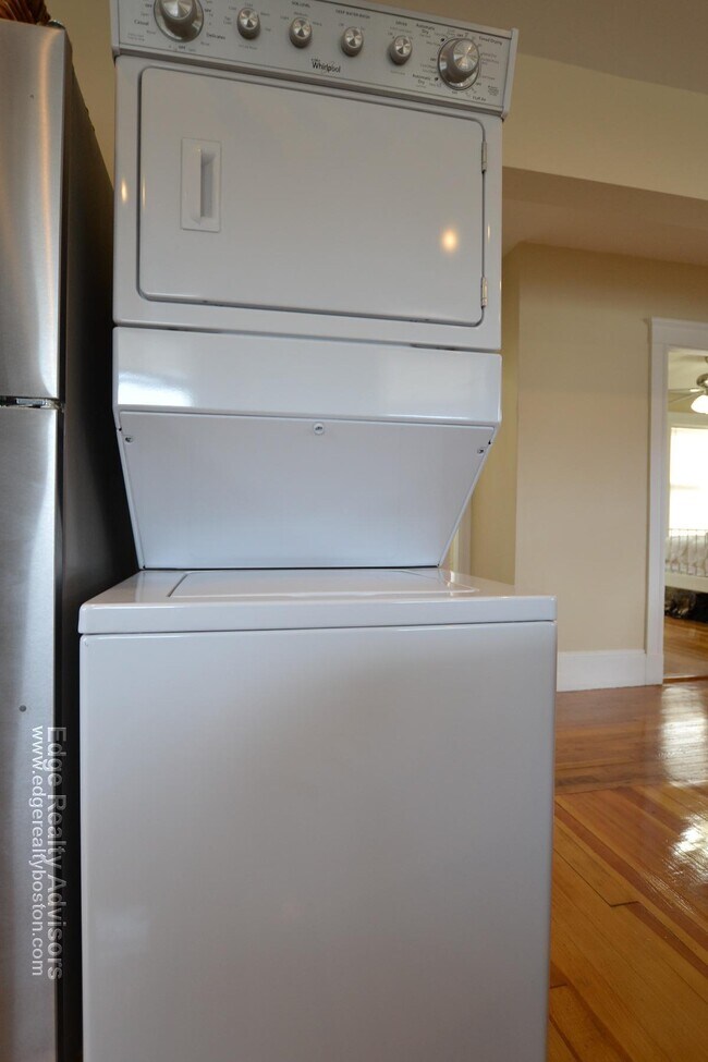 Building Photo - 35 Glencoe St