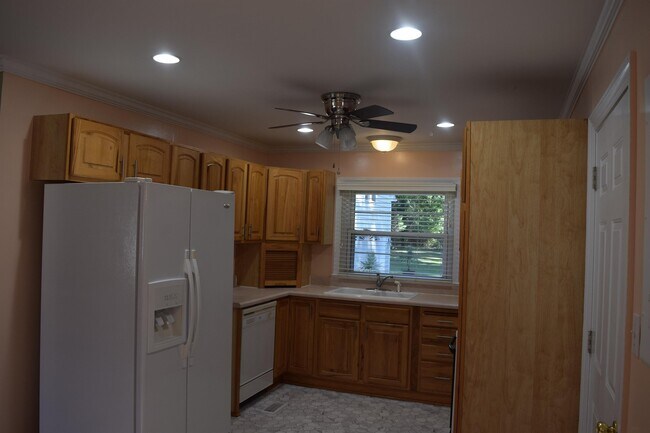 Building Photo - 310 La Salle Ave