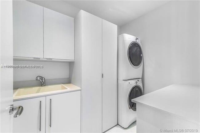 Building Photo - 16901 Collins Ave