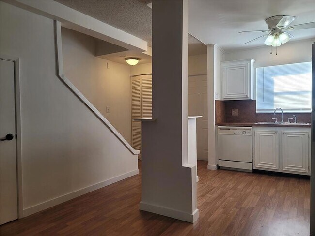Building Photo - 805 W Oakland Park Blvd