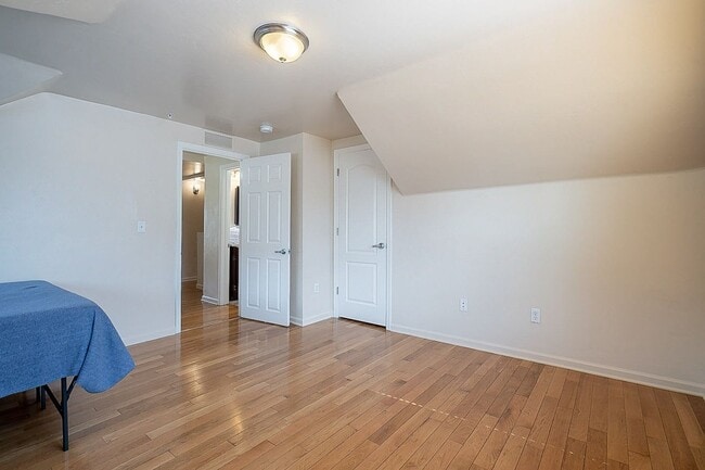 Building Photo - 928 E 6th St