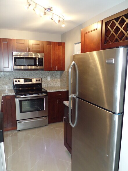 Building Photo - 1255 SW 46th Ave