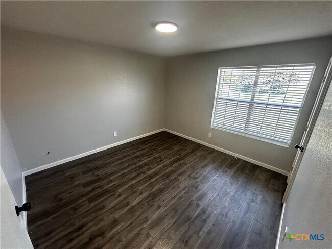 Building Photo - 3302 Viewcrest Dr