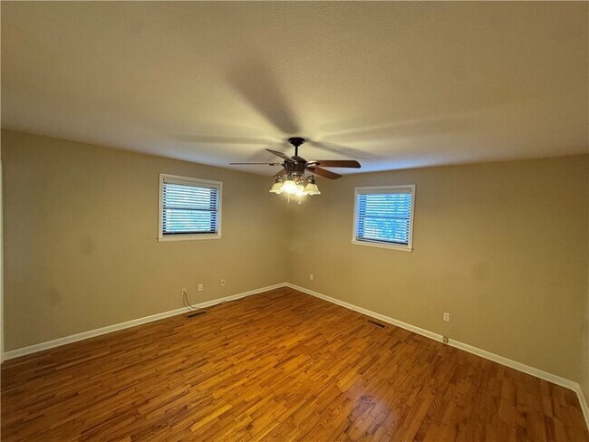 Building Photo - 718 E Debra Dr