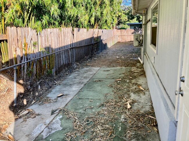 Building Photo - 1730 Long St