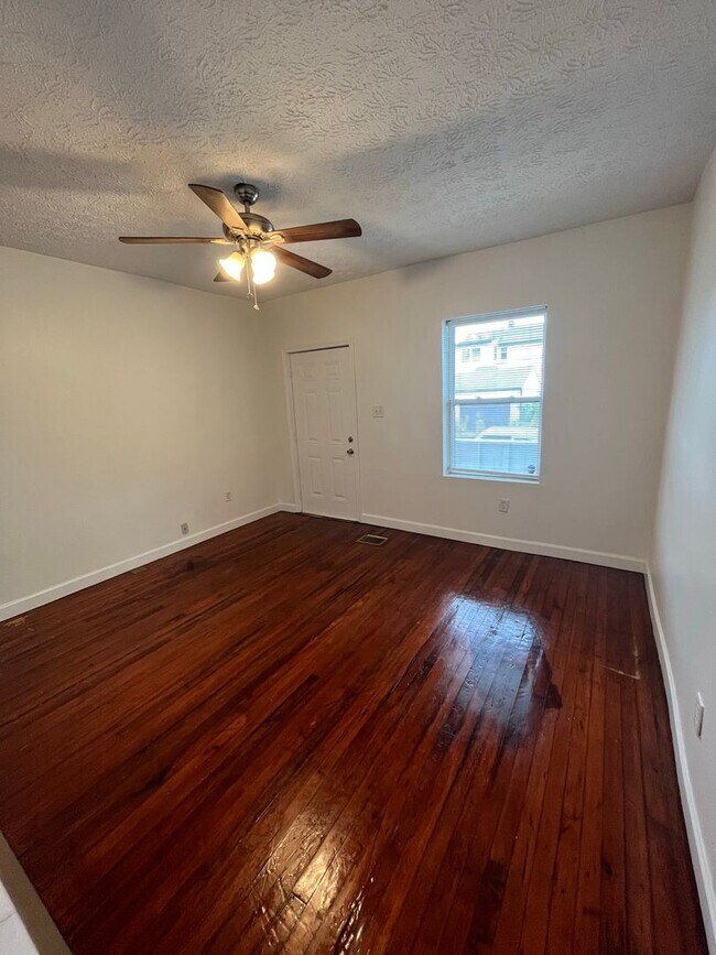 Building Photo - 565-567 E Deshler Avenue