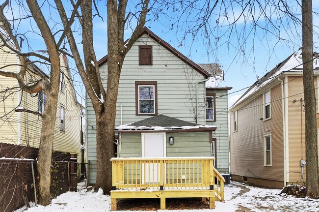 Building Photo - 44 5 Oaks Ave