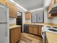 Building Photo - AVAILABLE NOW! Spacious Kingsgate Home with New Flooring & Appliances