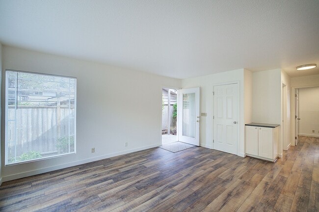 Building Photo - 2Bd/1Ba Issaquah Duplex