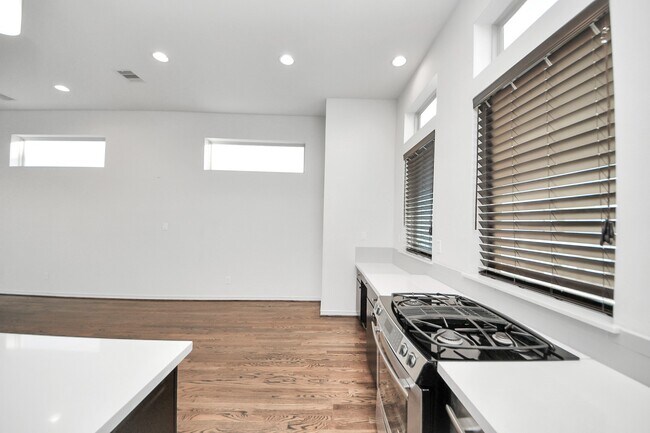 Building Photo - 1315 Nagle St