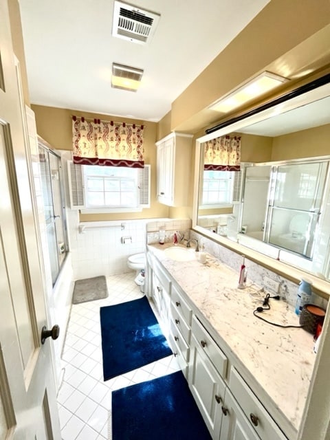 Spacious full bath - 2521 S Berry Rd