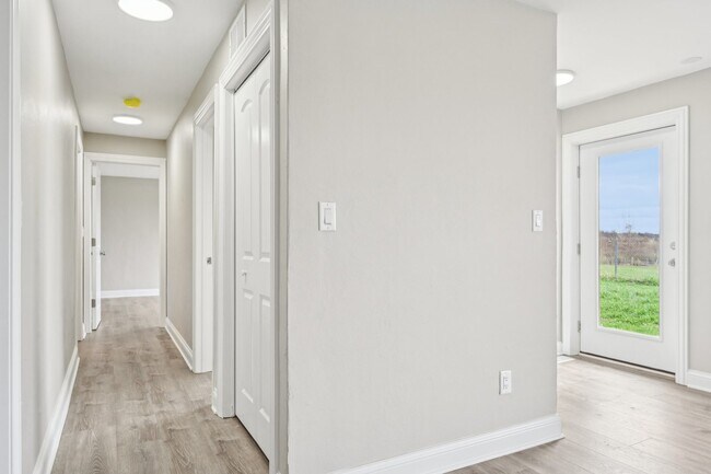 Building Photo - 1406 Busse Rd