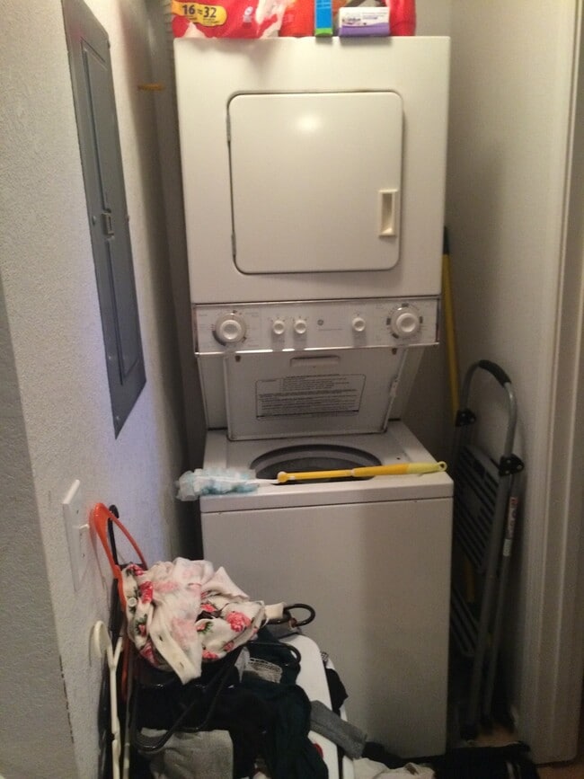Building Photo - Adorable Studio Apartment with a Loft-$300...